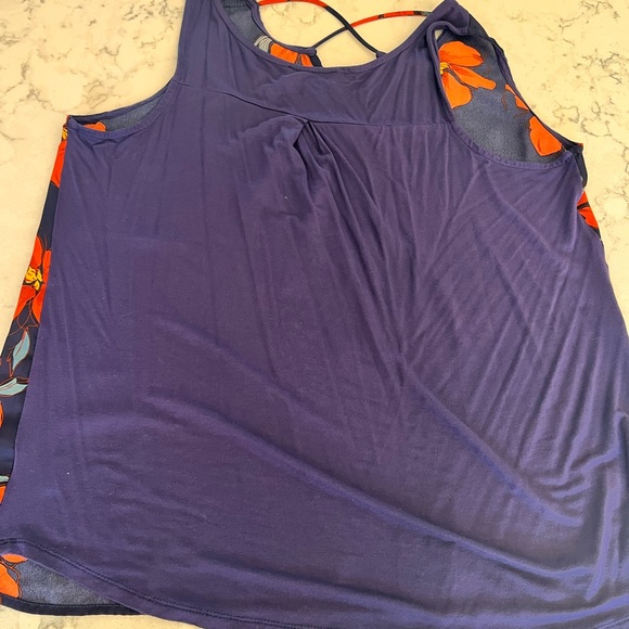 Cute cross front tank - Picture 4 of 4